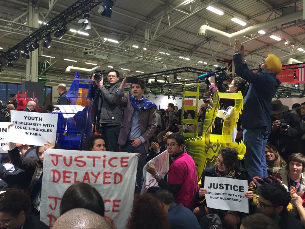 RACFrance's tweet photo. #COP21 : nous ne voulons pas d'un accord climaticide ! Sit-in en cours au Bourget. #direct https://t.co/oWfxJ7vnUb https://t.co/ENdoJPriP5