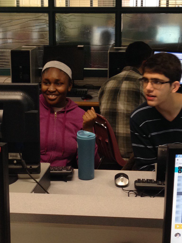 Chantilly_HS's tweet image. Students and teachers were coding today during #HourOfCode #FCPScode