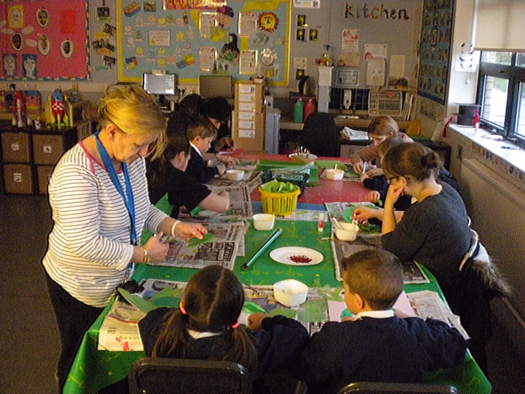 stbartholomews1's tweet photo. Our nurture group had a busy afternoon with parents joining us for art and games. #learningwithparents https://t.co/6lg0BVXkkd