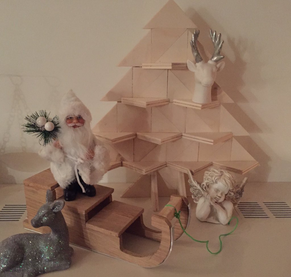 CindyvanBelle1's tweet photo. Jack is weer lekker creatief bezig geweest op #detriade @janjanadels #kerstboom #slee #zoleuk https://t.co/928ca9gHDZ