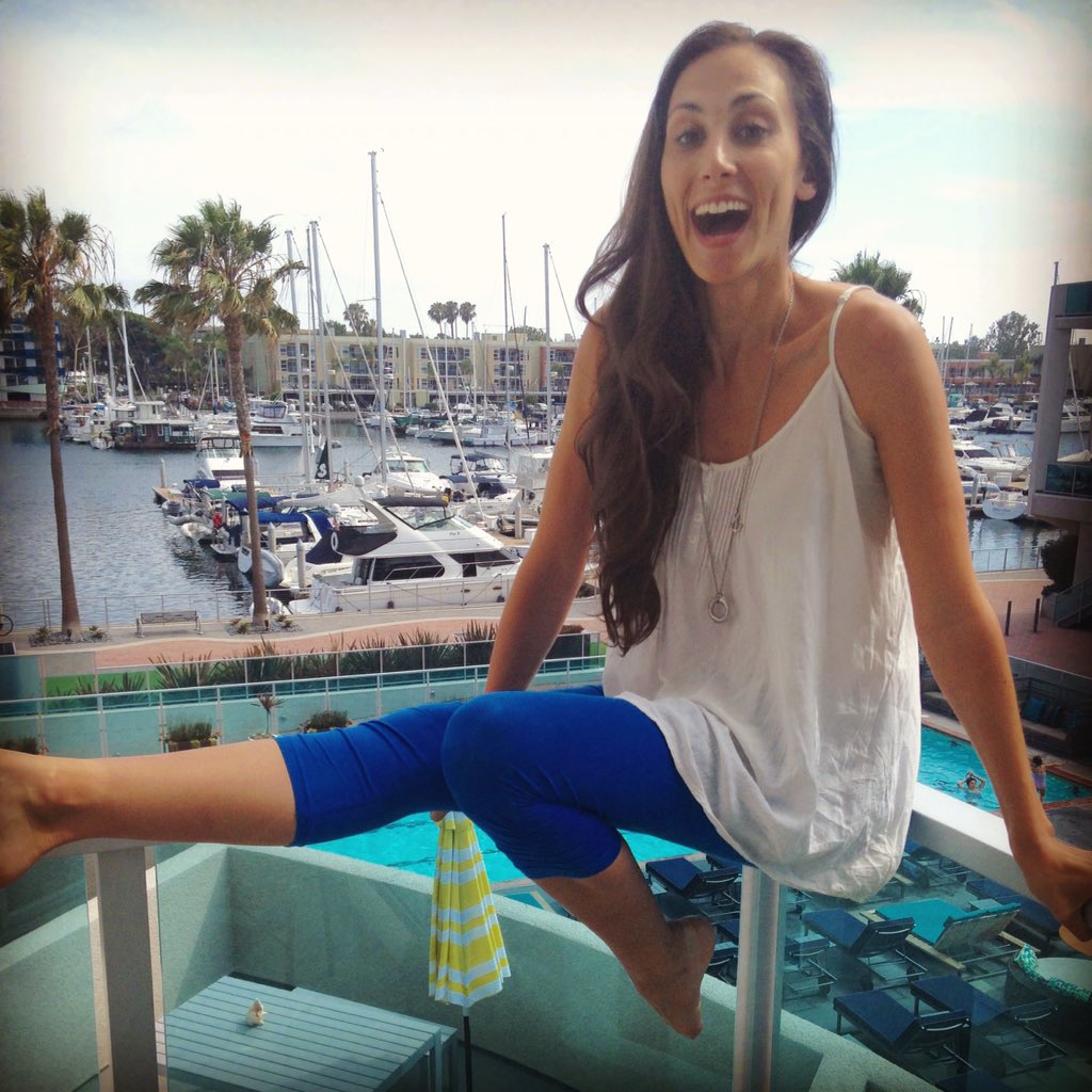 buyconscious's tweet photo. We ❤️ how @synergyclothing organic yoga pants double as street wear! #organic #sustainablefashion @JuliaPriceMusic https://t.co/B2VriqmXtQ