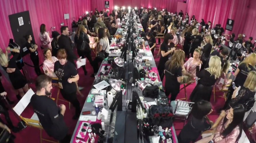 Hubub_Celebs's tweet photo. Missed the #VSFashionShow? We've got you covered here: https://t.co/LXr39G1LNg #Beauty #Fashion #AllTheHubub https://t.co/Vx53ZEAQ28