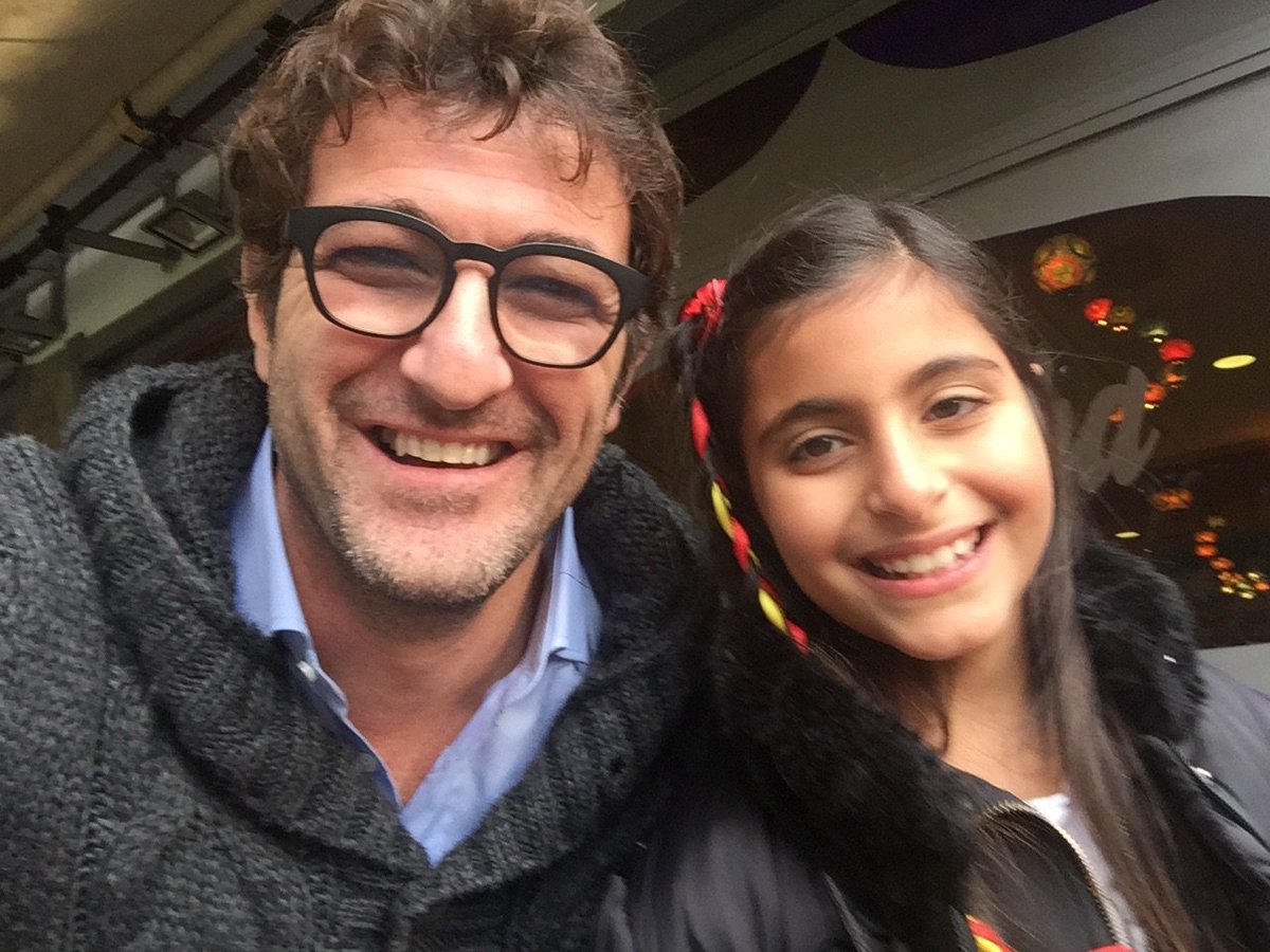 OfficialCiro's tweet photo. Ecco la mia compagna di viaggio di oggi, la piccola Maya. Vi aspettiamo alle 22.45 su #Canale5 #PricelessSurprises https://t.co/G7Mgmvjb3H