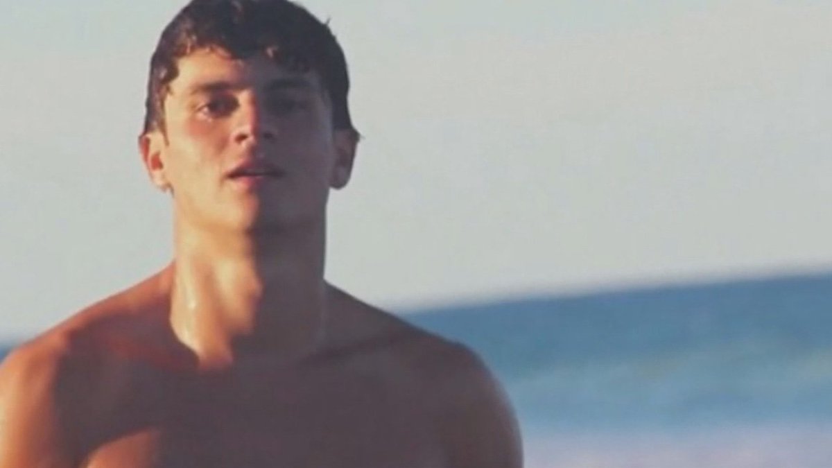 #UM students mourn fellow student who died after falling off 5th floor of on-campus building bit.ly/21PhdvS?utm_me… https://t.co/jmjBNSW0Y3