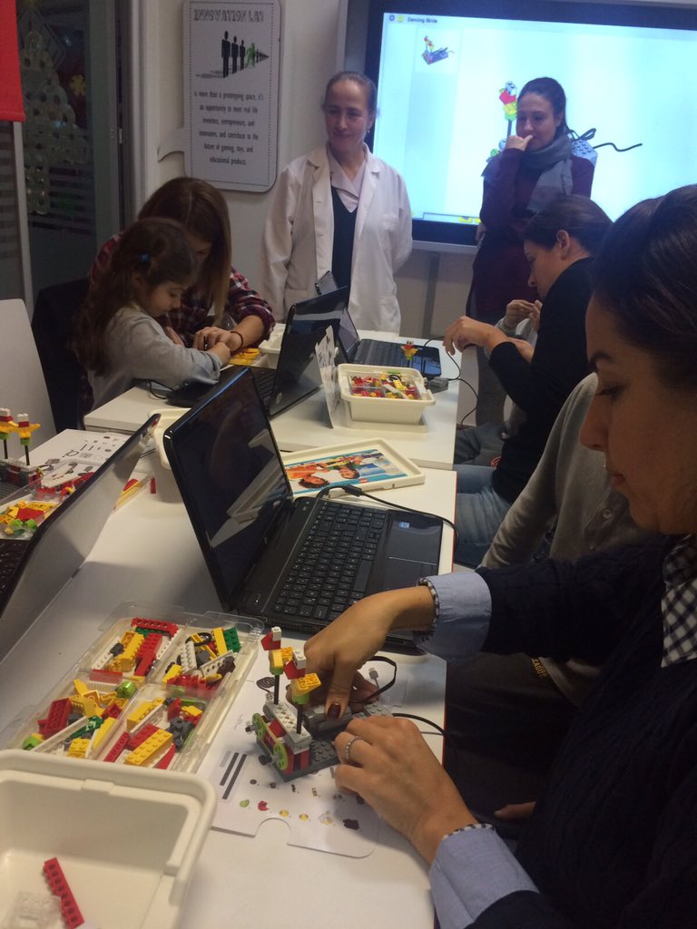 bk_etiler's tweet photo. 3/C sınıfı öğrencilerimiz,velileriyle kodlama etkinliğinde buluştular. #Houreofcode #kodlamasaati https://t.co/5NehOGUa9y