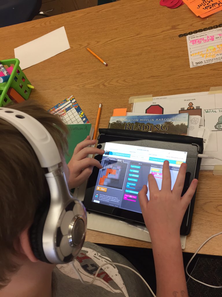 ZavTop4's tweet image. Enjoying our #HourOfCode with some Flappy Bird, Minecraft and Star Wars! #codingrocks