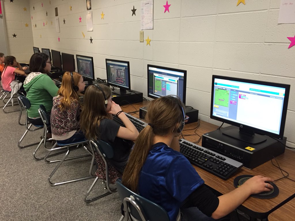 llfaust84's tweet photo. Writing code for Minecraft! #HourOfCodeatTSC https://t.co/Jlr6Wg9TO7