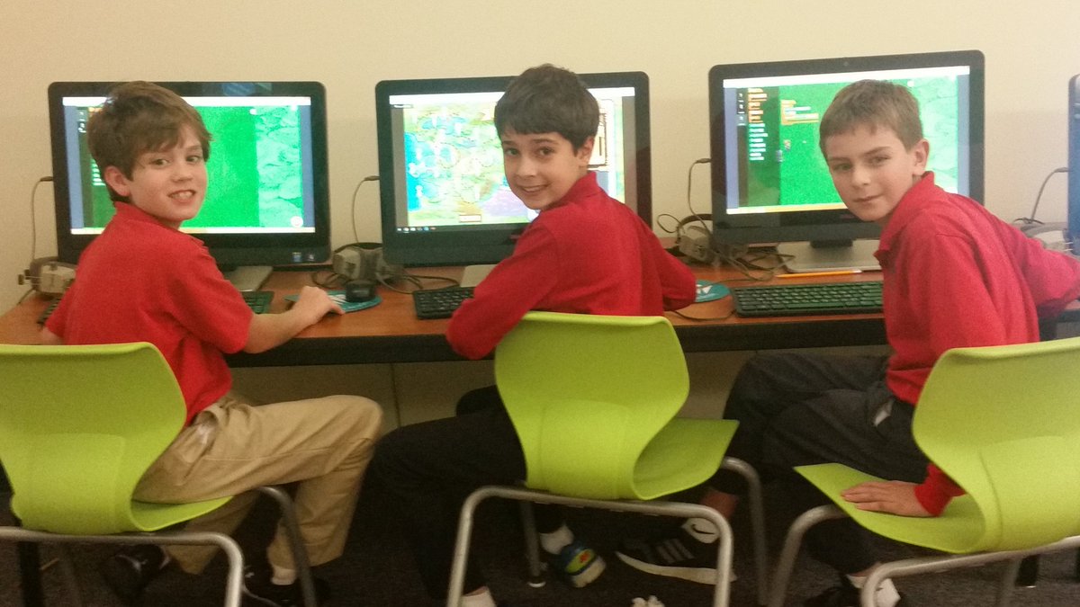 OZunbound's tweet image. These three learned to write code for pvp!! ♡ #davis5 #HourOfCode #codecommander