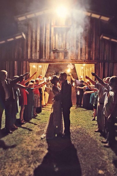 LuxeDesignEvent's tweet image. ...That one barn kiss... #lovewins #thehappycouple #weddingreception #married