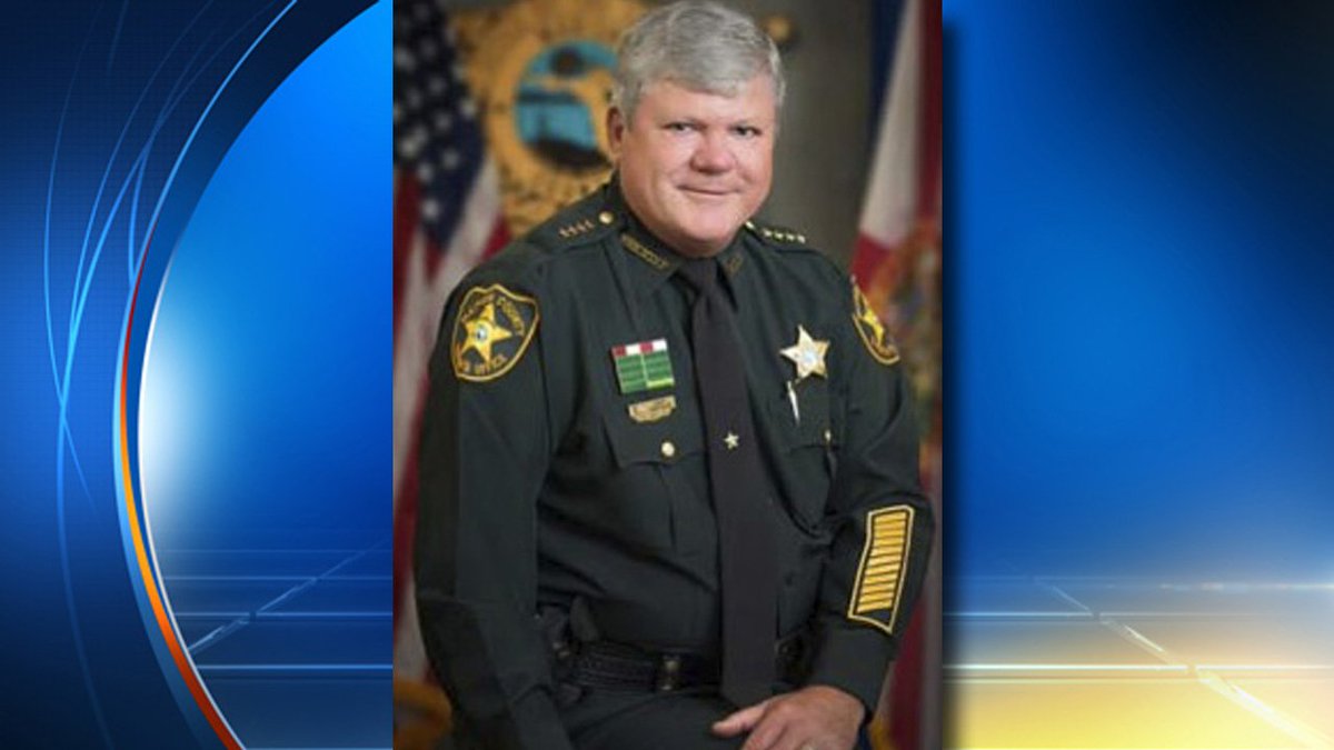 Fla. sheriff tells citizens to arm themselves in the face of more mass shootings bit.ly/1M3qOUq?utm_me… https://t.co/iIFUHChfHF