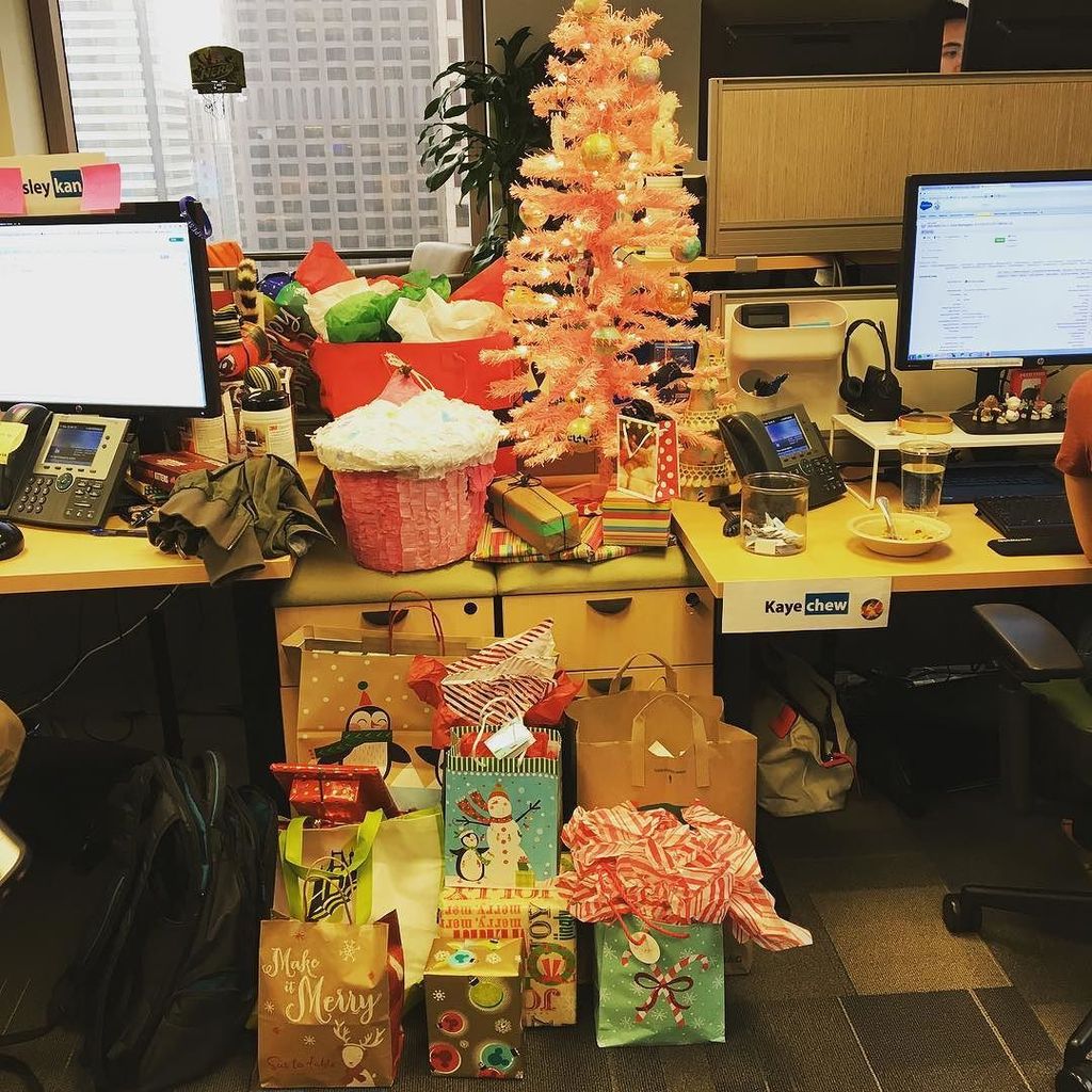 nottinbutaig's tweet image. Team white elephant 🐘❄️ is looking quite colorful today! #whiteelephant #linkedin #spateam #spa #ilovemyteam by san…