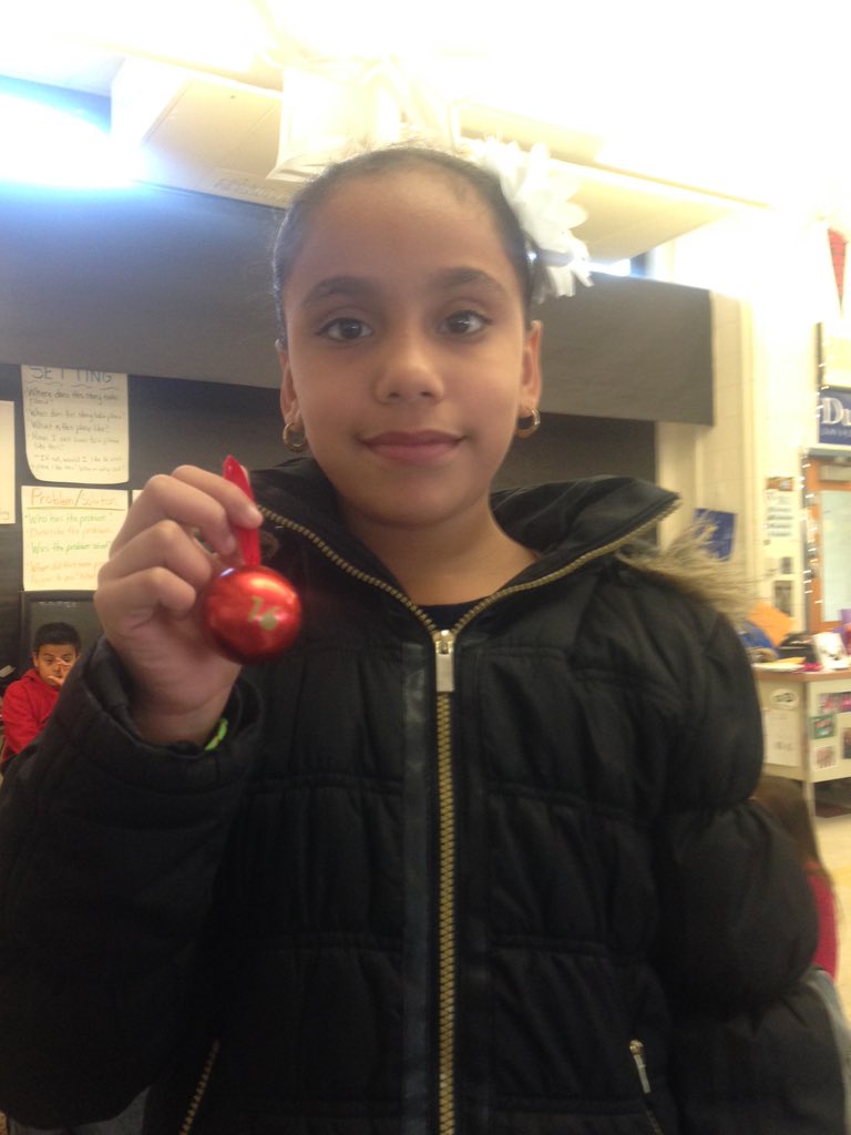 Perfect_Polars's tweet image. Perla got a chocolate snowflake from the class advent calendar! #16daysandcounting