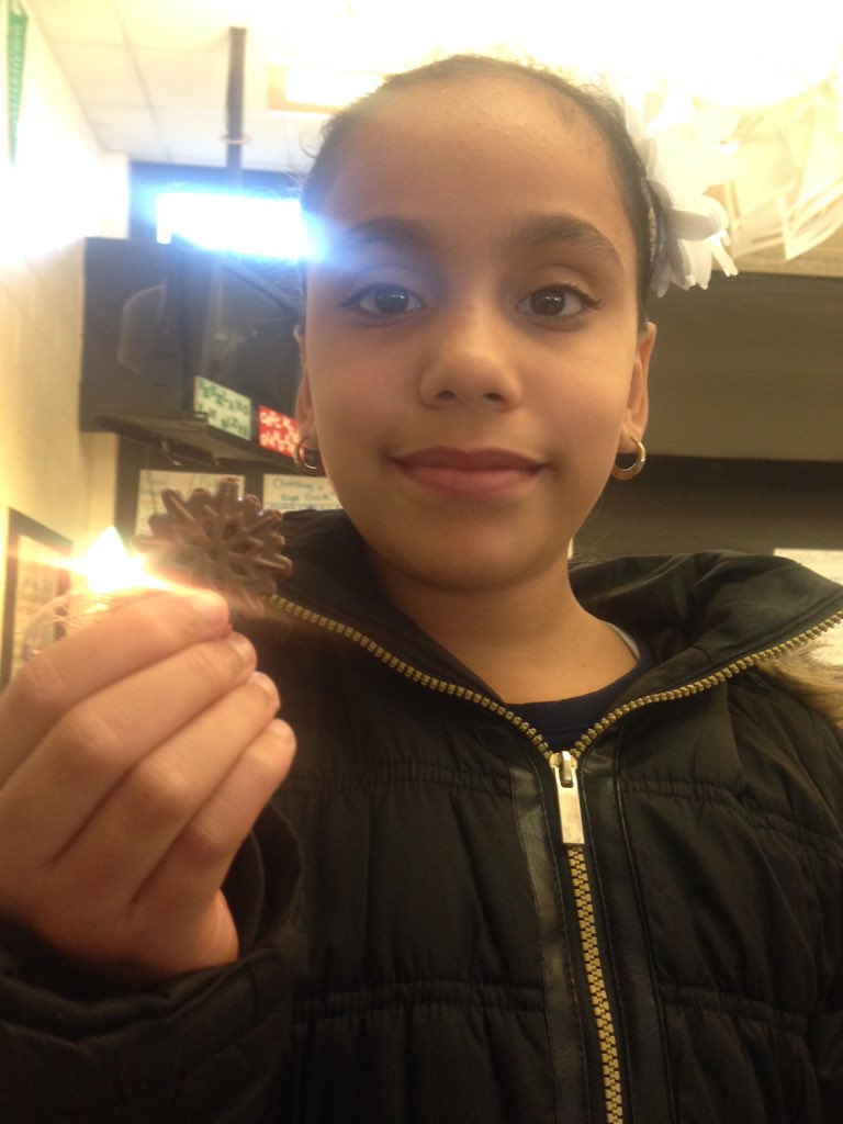 Perfect_Polars's tweet image. Perla got a chocolate snowflake from the class advent calendar! #16daysandcounting