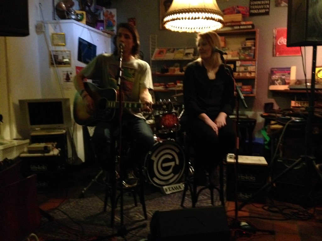 ShldrsOGiants's tweet photo. Vanavond verleggen we de grenzen van ons decibelspectrum. We gaan akoestisch in Café Berlijn. Maar toch in Tilburg. https://t.co/NujgWqNM6r