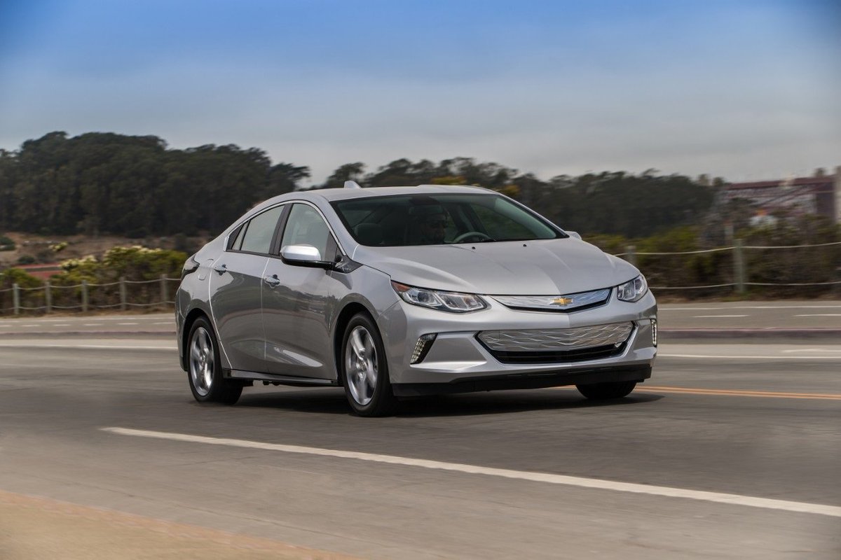 Go green, stay gold. #NextGenVolt wins <a href="/GreenCarJournal/">Green Car Journal</a>'s Green Car of the Year award! s.chevy.com/3GX