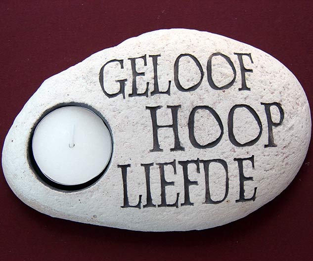 WesselStroom's tweet photo. In deze donkere dagen blijf ik toch hopen op betere tijden... Fijne kerst en een goed 2016! https://t.co/giaVqeLvEZ https://t.co/DFZck1sDoM