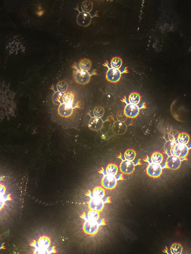 BioSciFan's tweet photo. Glasses that turn lights into snowmen! What's not to ❤️ https://t.co/MnbyqEimLY