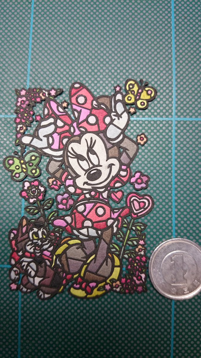 くろね ぼちぼち切り絵再開中 ミニーちゃんのステンドグラス風切り絵 完成しました 4つめのスマホカバーですね 母に私からの クリスマスプレゼントです カバーケースは今度透明の柄なしのものに変えてもらう予定です 切り絵 ディズニー Disney ミニー