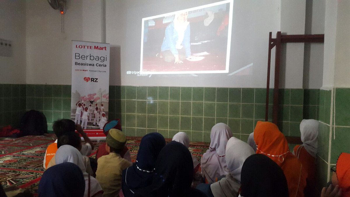 rumahzakat's tweet photo. Pembinaan Lottemart Citylink Bandung kali ini selain murojaah hafalan dan menonton film edukasi #SharingHapiness https://t.co/HnMM9LJAUd