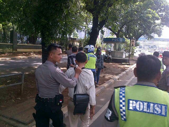 TMCPoldaMetro's tweet photo. 13:54 Petugas Satgatur Ditlantas PMJ menagkap &amp; mengaman kan 2 orang pencopet di Semanggi, &amp; dibawa ke ktr Polda MJ https://t.co/rDMC2bm3tI