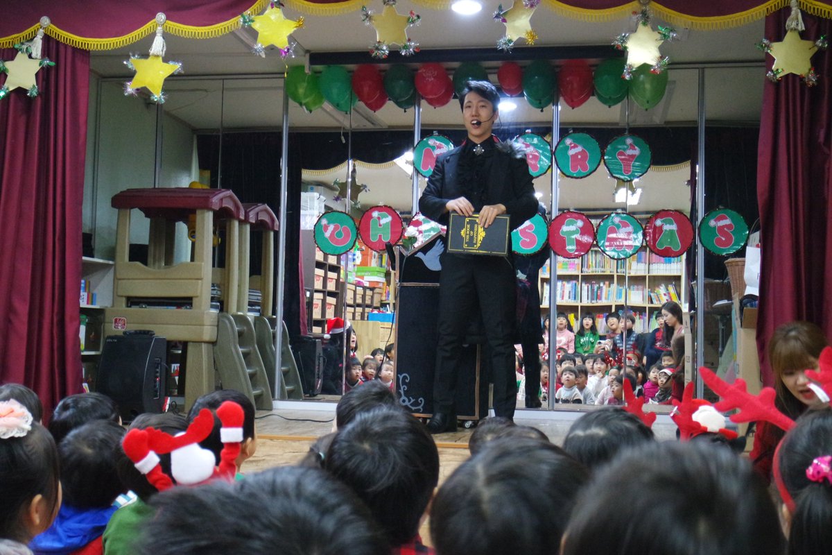 Sntp1dca's tweet photo. #성남시 #국공립태평1동어린이집 즐거운 크리스마스 파티를 하였습니다. 선생님들의 캐롤연주에 맞추어 노래와 합주도 하고, 마술쇼도 보고 산타할아버지께 선물도 받았어요. 메리 크리스마스~ https://t.co/lLIpcyhv0t