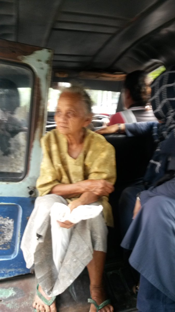 2. Jumpa di angkot sehabis beli obat tuk sakit  lambung(pinggang bhs magelang). Nenek hebat yg tegar. Magelang 23.12