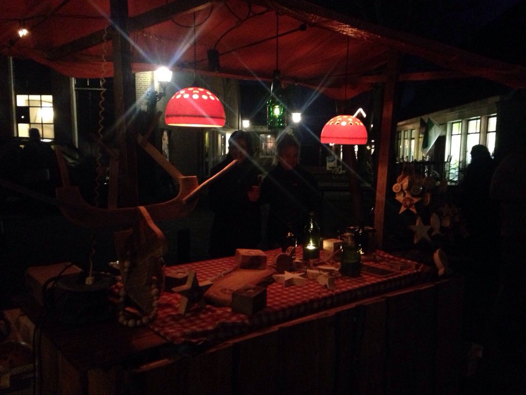 Was gister een gezellig drukke #kerstmarkt op kerkplein. 30 dec. Is #stukjevlieland weer van de partij <a href="/vvvvlieland/">VVV Vlieland</a>