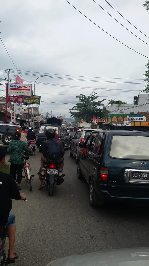 Lalu lintas arah barat kota gombong macet 3 baris dari barat.jam 16.10 wib.