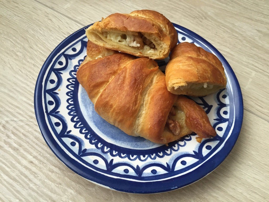 Geniet tijdens de kerstbrunch van deze gevulde croissantjes met brie en walnoten! zusjeskokenover.nl/croissantjes-g…