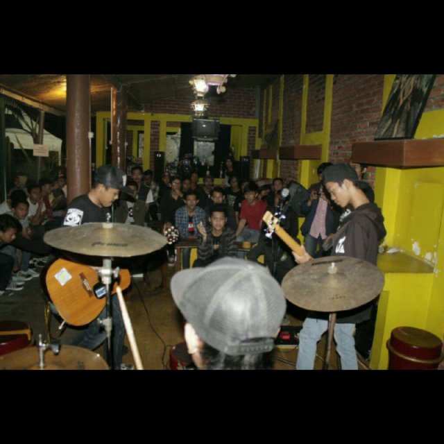 KNGCofficial's tweet photo. Warung D'cuur sabtu malam padat penikmat musik, seru dan terima kasih supportnya kawan-kawan semua:) sampai jumpa https://t.co/q64KSTAMma