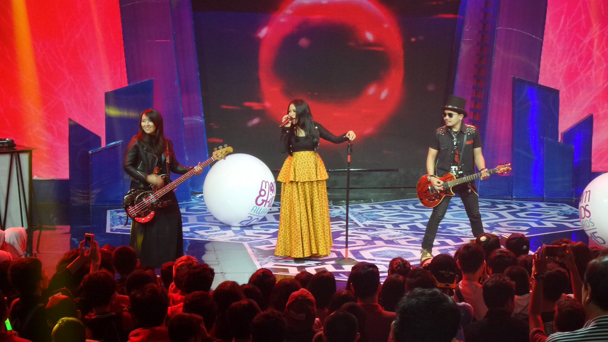 <a href="/Official_MNCTV/">MNCTV</a>: Lanjut dengerin kotak yuk. Awas!! Ada "Tendangan Dari Langit" only on #MomAndKidsAwards2015 ""