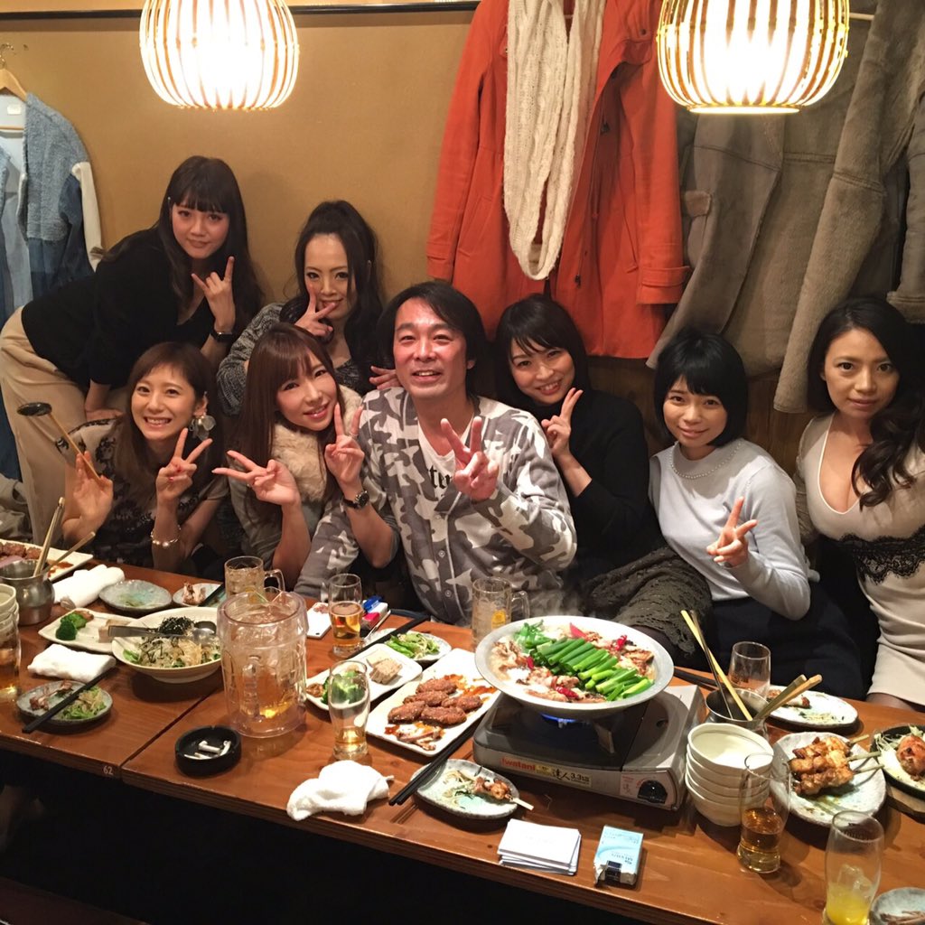 seedspro_jyooji's tweet photo. こんばんはぁ〜
今日はアリュール忘年会♫
きずぽん体調不良で参加出来なかったから悲しいけど...😥
新人の子も含めて大集合〜😆
ジョージのお気に入りは、しょうちゃんの後頭部😁
今後ともアリュール宜しくお願いします😊 https://t.co/qpn4E6qvsy
