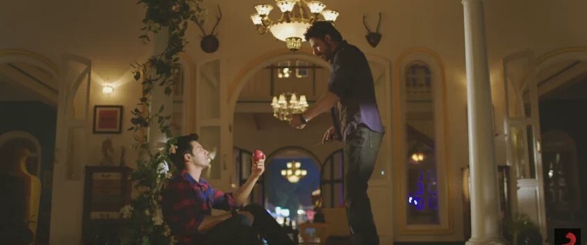 iamalishax's tweet image. Bhai ho tou aesa ❤ #Daayre @Varun_dvn @iamsrk ❤ Love love love their brotherhood 💕