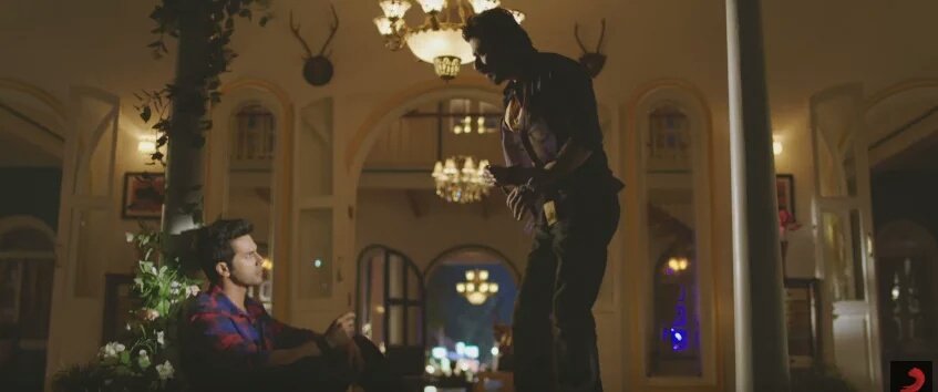 iamalishax's tweet image. Bhai ho tou aesa ❤ #Daayre @Varun_dvn @iamsrk ❤ Love love love their brotherhood 💕