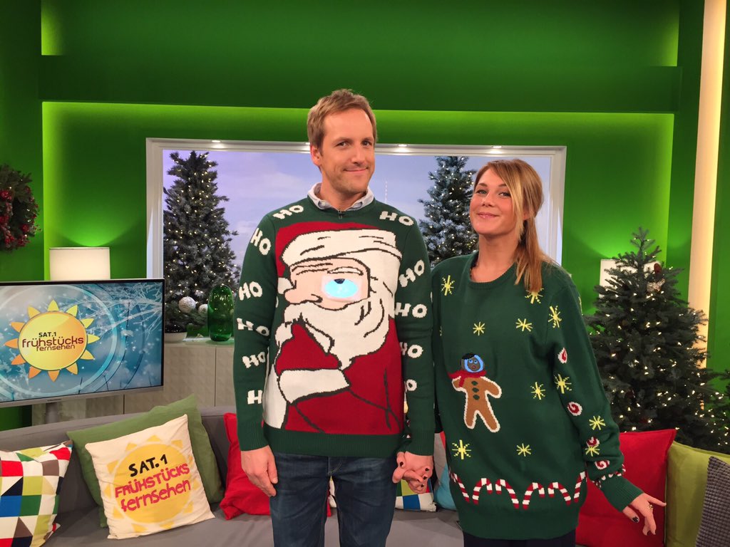 die neuen x-mas pullover sind da 🎄🤔😂 #weihnachten #ffs #sat1