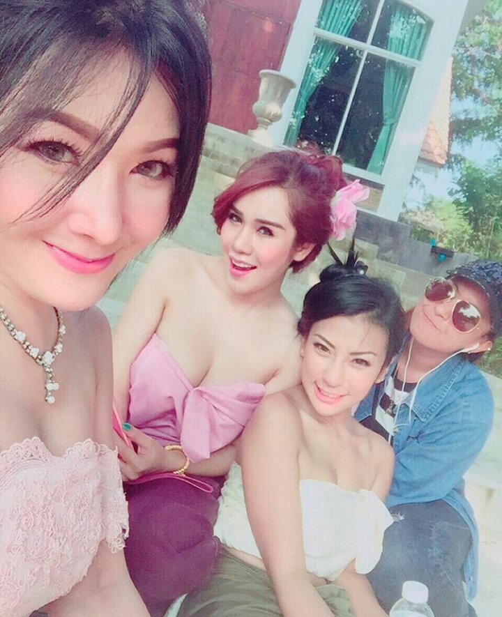 Mrs_YOLA's tweet photo. Behind the shoot -- at The Giant Wedding House https://t.co/reLD74ib2u