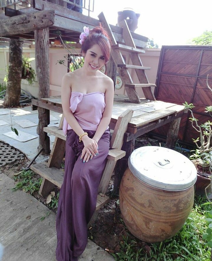 Mrs_YOLA's tweet photo. Behind the shoot -- at The Giant Wedding House https://t.co/reLD74ib2u