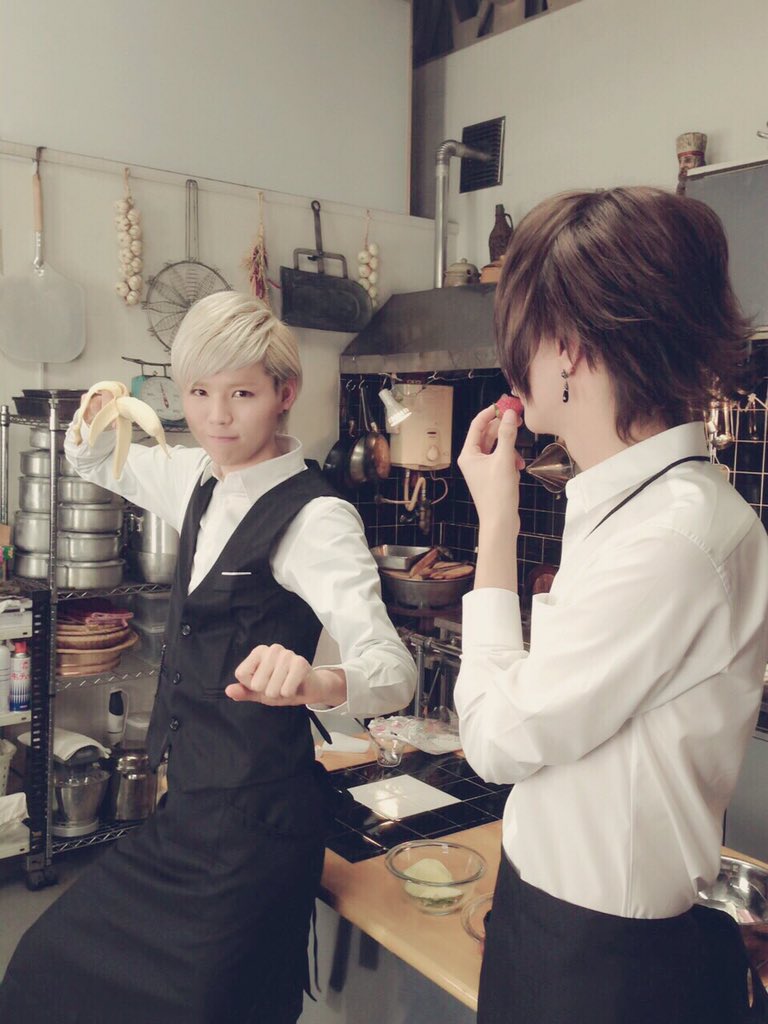 luzabs's tweet photo. kradnessくんと2月発売の歌みた本の撮影でした！一緒にケーキ作った！
ちゃんくらバナナ似合いすぎて愛しいわ https://t.co/00zaCURWse