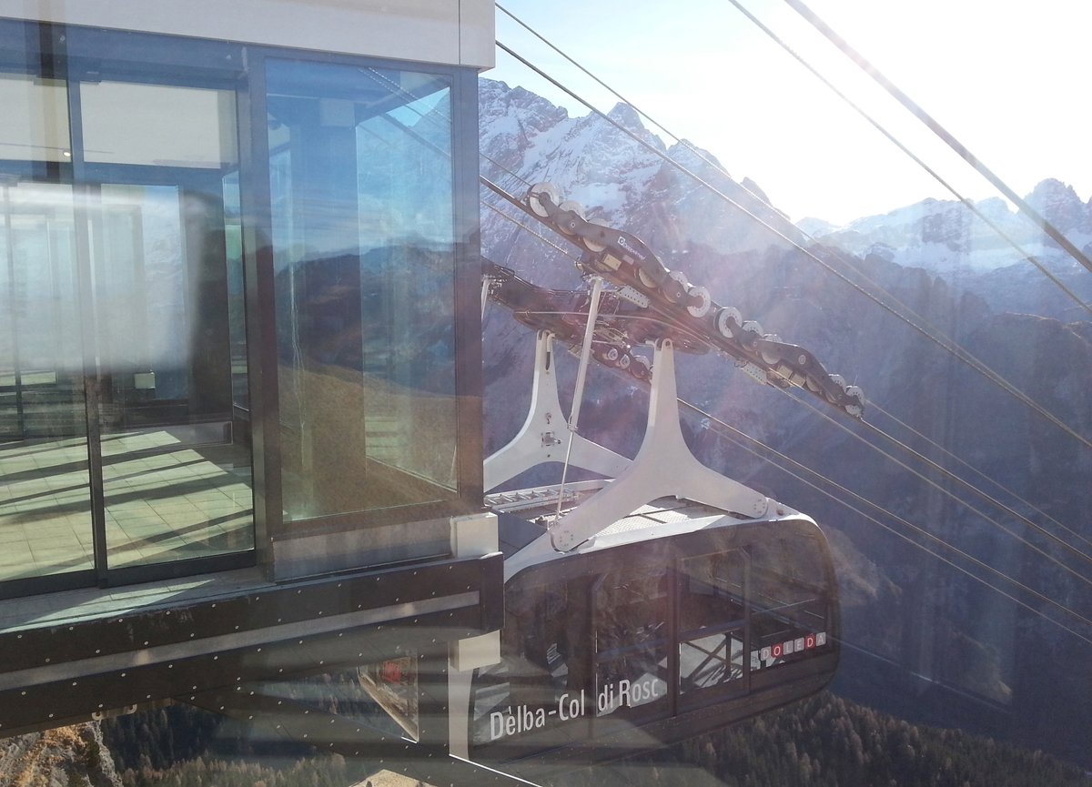 valdifassa's tweet photo. #Funifor #albacoldeirossi in volo https://t.co/15LTHt4g2j @DolomitSuperski @VisitTrentino @Trentin0 @buongiornofassa https://t.co/XCGs09tvnB