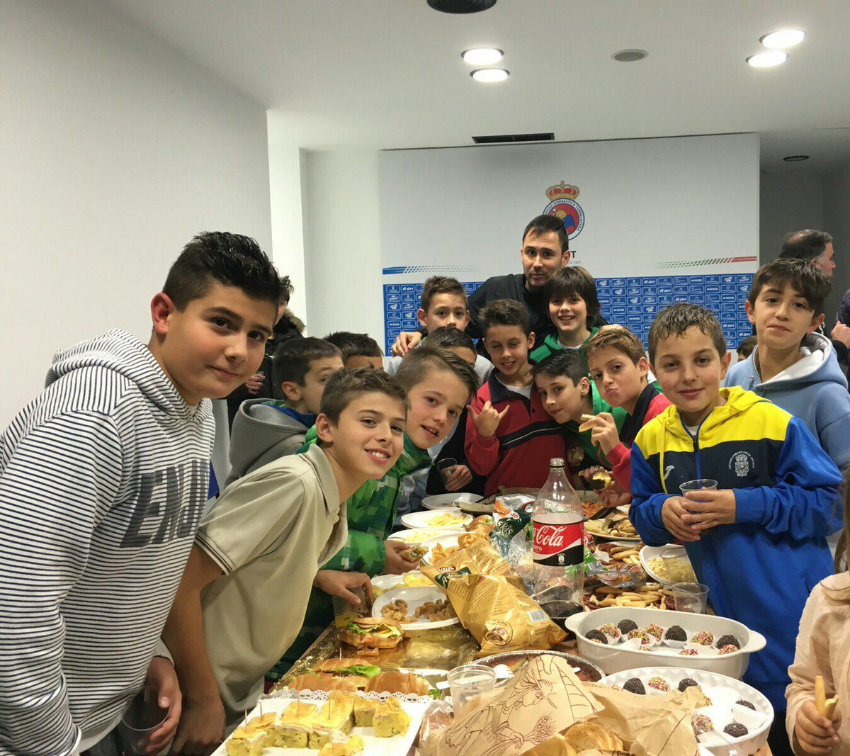 david3mara's tweet photo. Así despide el año el Alevin de la @rsgt_oficial, cogiendo fuerzas para el 2016. Además os desea Felices Fiestas https://t.co/fEQIDLskyD