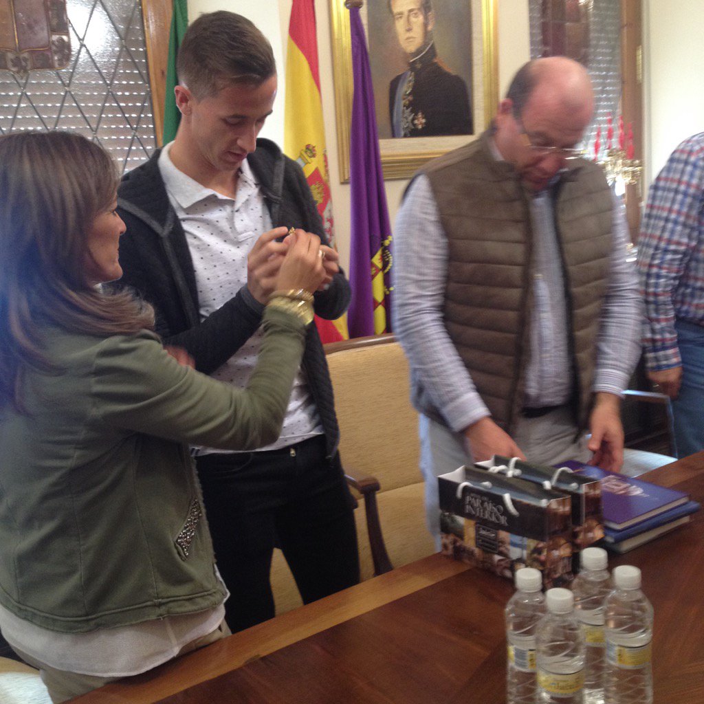 DiarioJAENes's tweet photo. Juan Cámara recibe el escudo del Ayuntamiento de Jaén tras debutar con el Barcelona https://t.co/kzYgLbURSp
