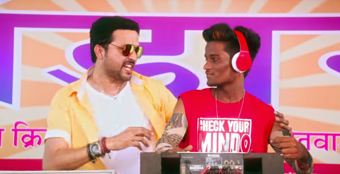 AnkushArmy's tweet photo. दे DJ ला सुपारी कर धतींग ला सुरु 
हलला रे हा मोहल्ला आला रे हा गुरु #FaduSong Of the year 
https://t.co/zVKliOKUOQ https://t.co/VQhlVX67k4