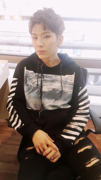 JiyoungWannaOne's tweet photo. @OfficialMonstaX We are here to share your happy moments as well as the sad moments ♡ #FaithInYoo #StandByYoo https://t.co/Nk2XpnYQdZ