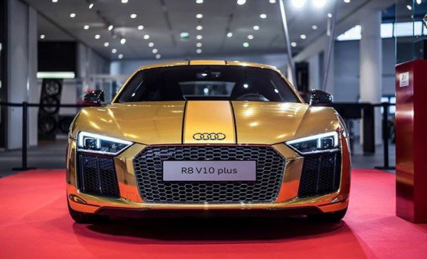 MyGlamourMag's tweet photo. A gold Audi R8 https://t.co/gRgyh8GAja @AudiBENL @Audi_Online #AudiR8 #exclusivecars #audisport #gold @Audi https://t.co/AaffZ4ns5u