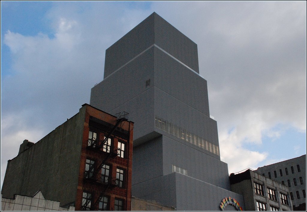 The <a href="/newmuseum/">New Museum</a> in #NewYork shows that mesh #metal is the latest trend in facade design #architecture
