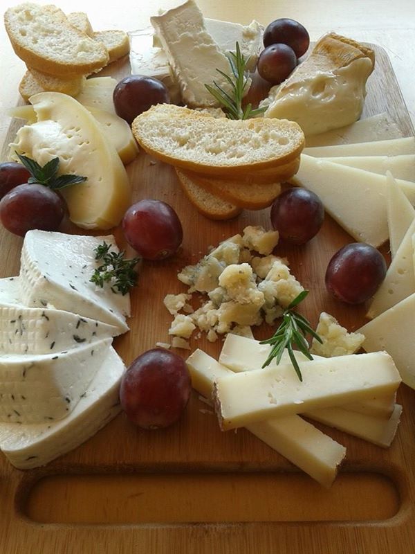 Clubdequesos's tweet image. ¡Prepara una buena tabla de Quesos Españoles como #aperitivo de #Navidad!
👉clubdequesos.com  #queso #cheese