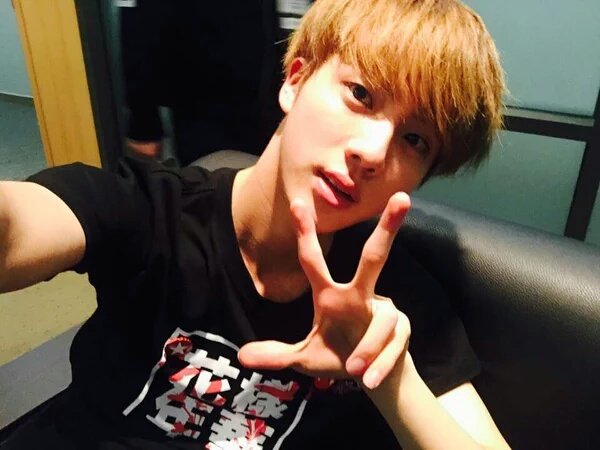 chillkpop's tweet photo. [98] bts jin aesthetic https://t.co/6X01DwQNCL
