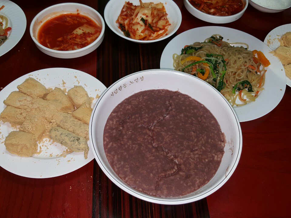 대원동 시립경로당 어르신들의 정성이 가득 담긴 맛있는 팥죽 한 그릇 뚝딱 해치웠습니다! 올 한해 액운 모두 날려버리시길 바라며 아직 팥죽 못 드신 오산시민 여러분께 한 그릇 드립니다.