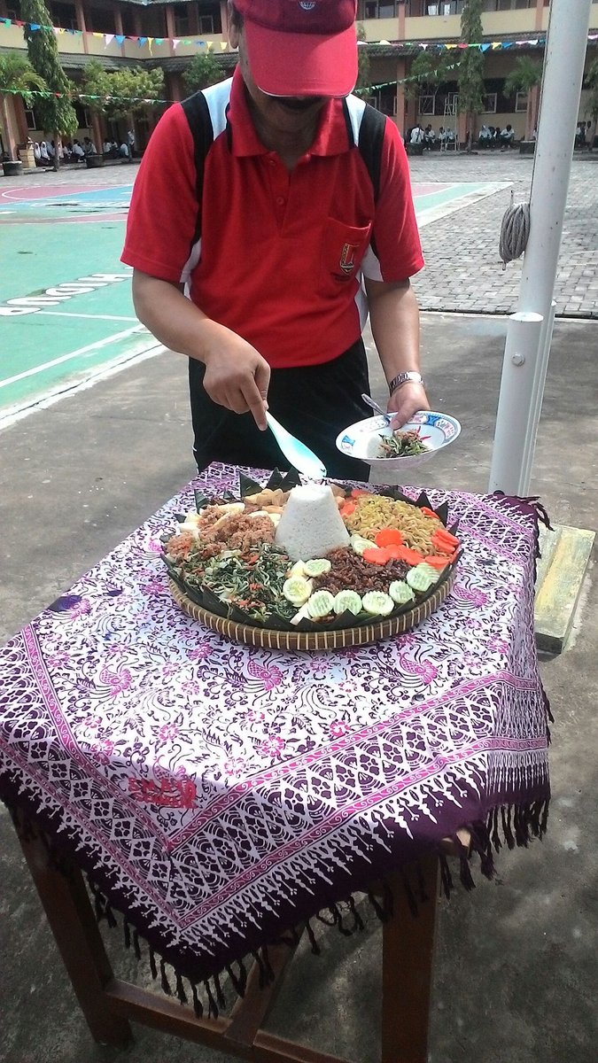 Potong Tumpeng HUT Smanten ke 31; Selasa, 15 Desember 2015. Happy Birthday Smanten 😊 #maaf telat nge-tweet 😀