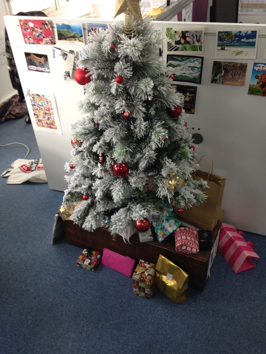 ROZO_fr's tweet photo. Distribution de #cadeaux #ecoresponsable chez #Inventage #SapinDeNoel https://t.co/w5Yjh0rTlY